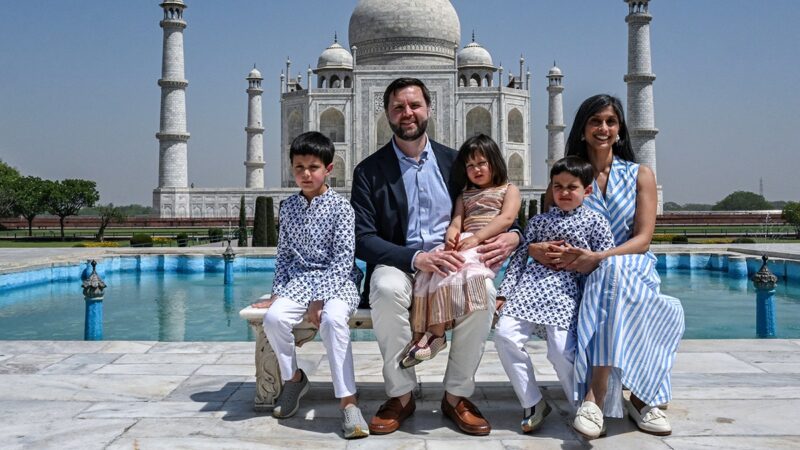 jd-vance-family-taj-mahal-3.jpg-3